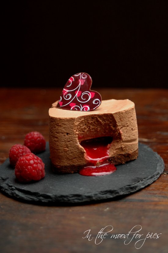 Torta di mousse al cioccolato e zenzero con cuore di lamponi, Snappetize. com - le migliori ricette dei food blog italiani