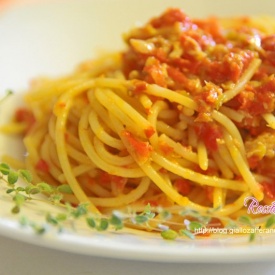 Spaghetti con pesto di peperoni rossi e tonno
