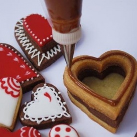  Scatoline-biscotto «amorosi» seguendo passo passo i suggerimenti del laboratorio « CookYes».