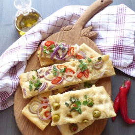 Focaccia con cipolla, olive e maggiorana